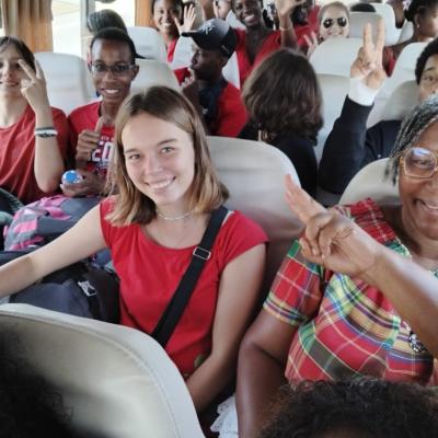 En el bus, camino a la capital