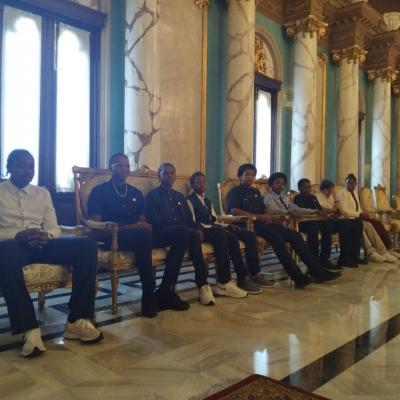 En el salón de los embajadores, ¡ Qué elegantes!