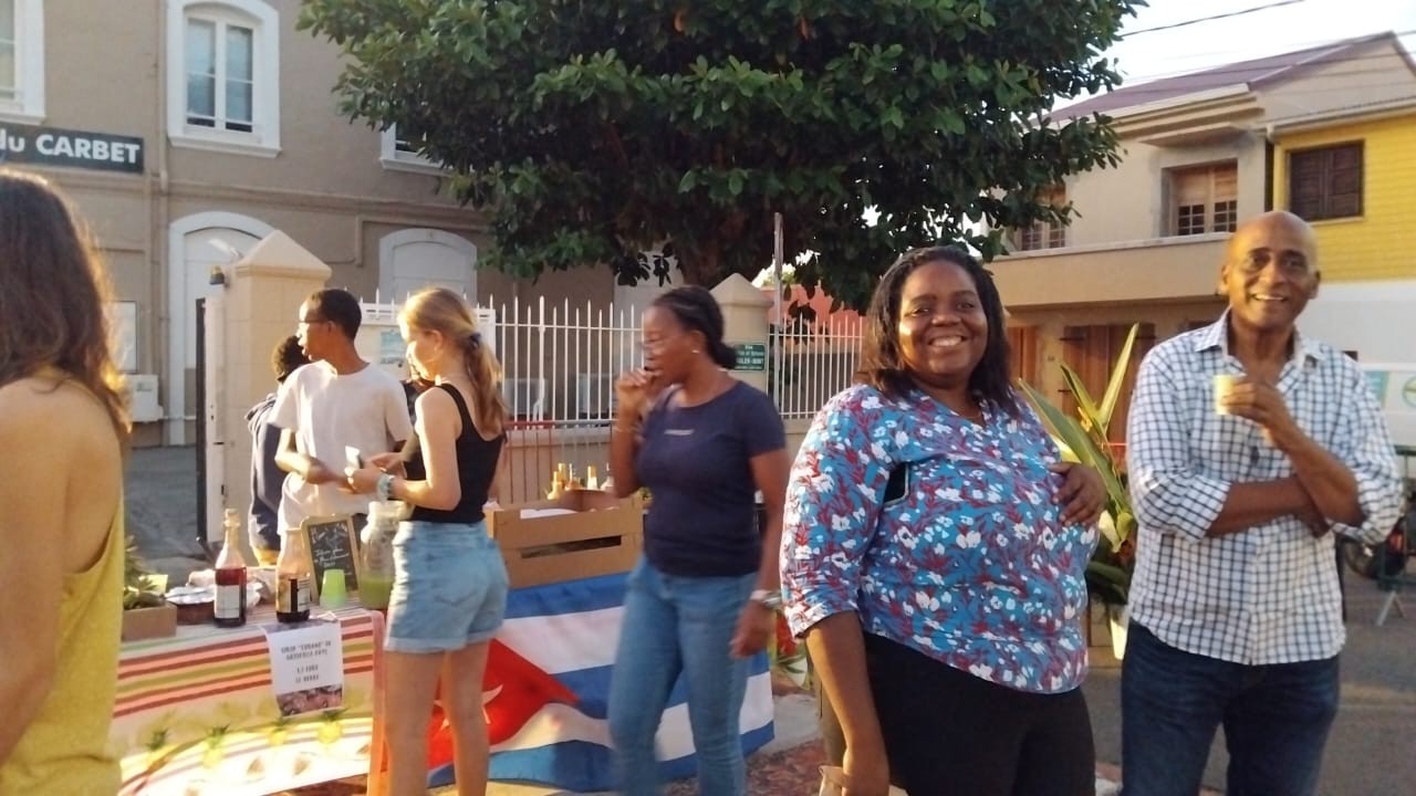 Visite de M. le principal au marché du Carbet
